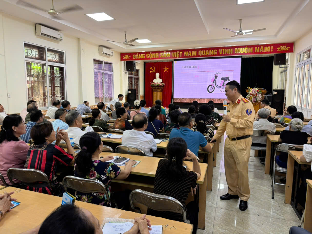 Tuyên truyền, vận động toàn dân tham gia bảo đảm trật tự an toàn giao thông tại quận Lê Chân